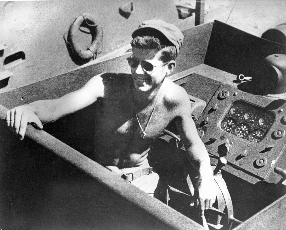 El teniente John F. Kennedy a bordo de una patrullera PT-109 durante la Segunda Guerra Mundial en el Pacífico, en marzo de 1942