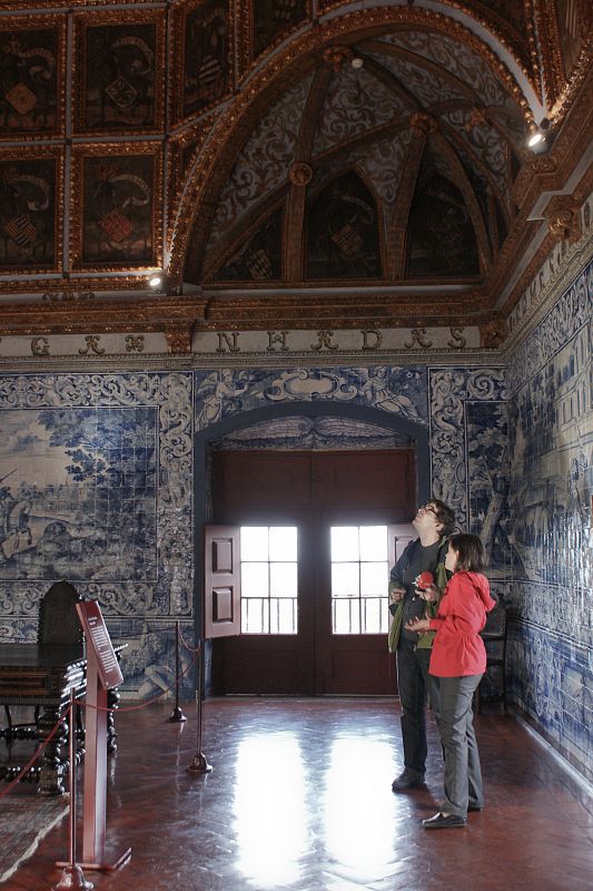 Carla Ventura y Álvaro Soto en la sala de los blasones del Palacio Nacional de Sintra