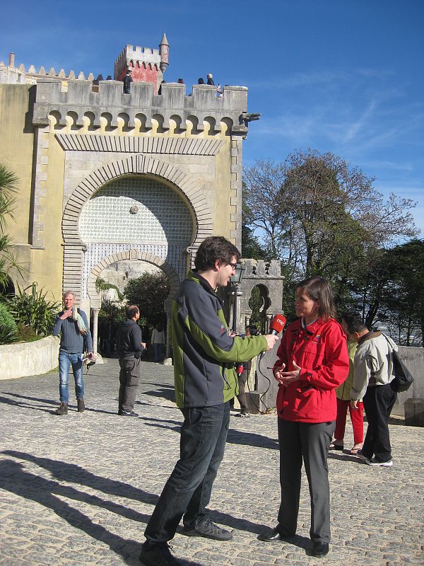 Álvaro Soto y Carla Ventura junto a la puerta del Palacio da Pena (Sintra)