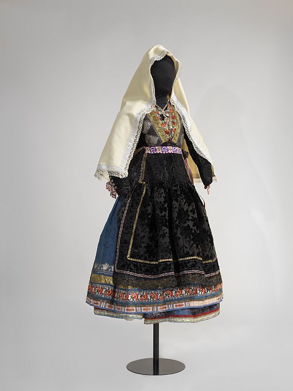Traje exterior de novia lagarterana, adquirido en 1912, Fund