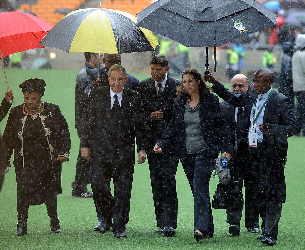 Raúl Castro en el funeral por Nelson Mandela
