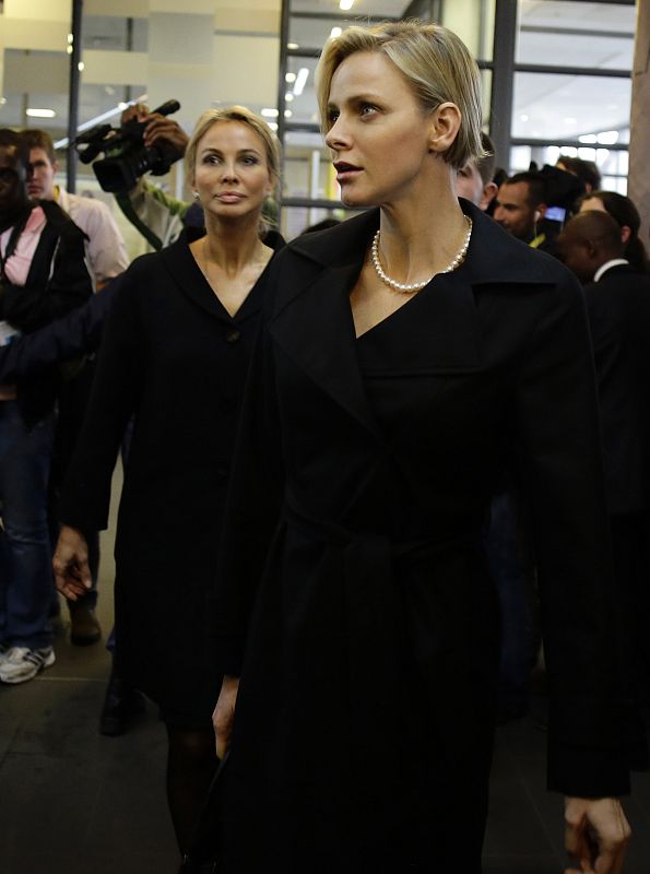 La princesa Charlene de Mónaco y la aristócrata alemana Corinna zu Sayn-Wittgenstein, llegan al funeral por Mandela