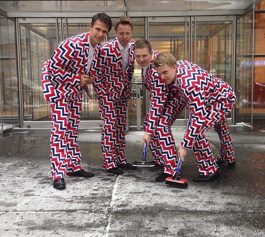 Los integrantres del equipo noruego de Curling posan con el curioso uniforme que lucirán en Sochi.