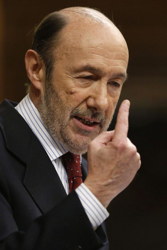 El secretario general del PSOE, Alfredo Pérez Rubalcaba, durante su intervención en la sesión de la tarde