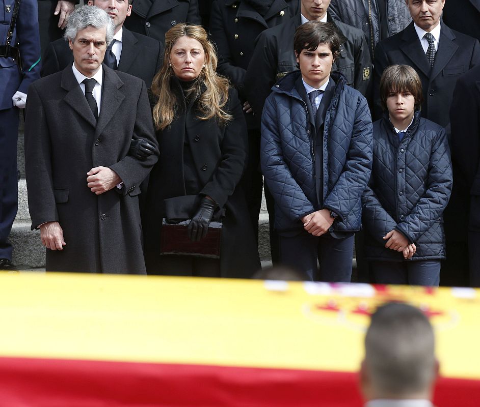 Adolfo Suárez Illana y su familia ante el féretro del expresidente del Gobierno Adolfo Suárez