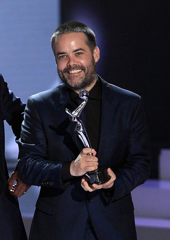 El chileno Sebastián Lelio posa con el premio a mejor película iberoamericana en los Premios Platino del Cine Iberoamericano por la película "Gloria"