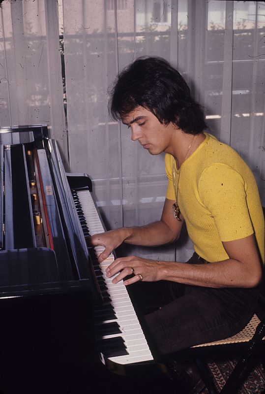 Después de que Los Brincos se separasen en 1966, Junior formó un duo con Juan Pardo