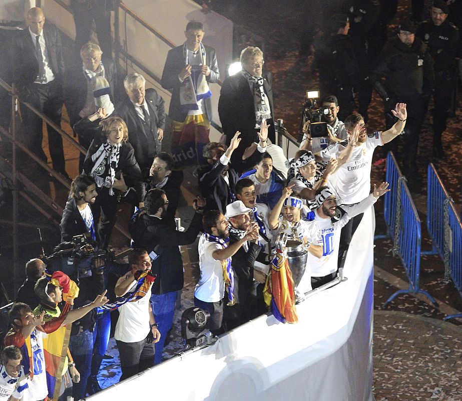 EL REAL MADRID CELEBRA SU DÉCIMA COPA DE EUROPA RECIBIENDO EL CARIÑO DE SU AFICIÓN