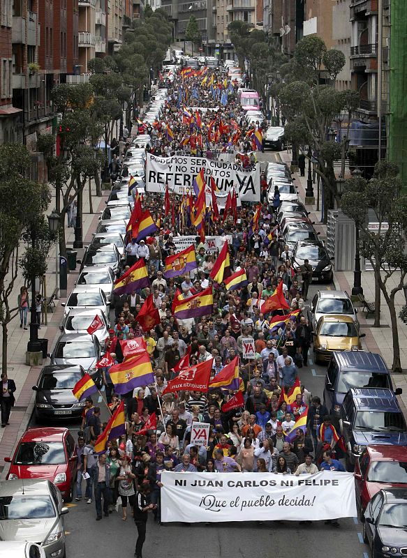 Más de 2.000 personas se han manifestado por las calles del centro de Oviedo, convocadas por la plataforma Asturias por la República
