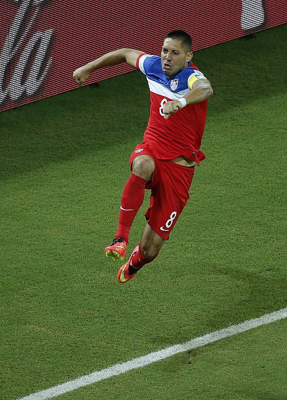 Dempsey celebra su gol conseguido antes de llegar al medio minuto de partido.