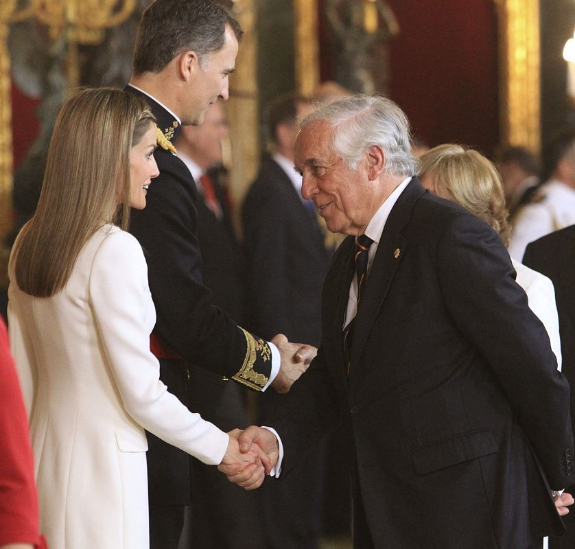 Los reyes Felipe VI y Letizia saludan al comisionado de la Marca España, Carlos Espinosa de los Monteros