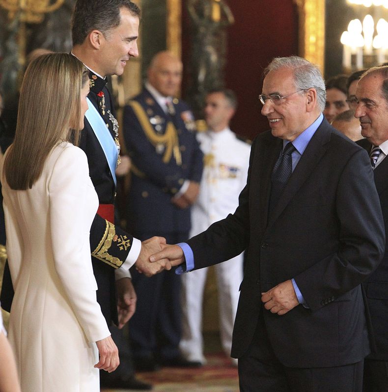 Los reyes Felipe VI y Letizia saludan al expresidente del Gobierno y diputado Alfonso Guerra