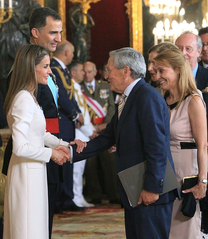 Los reyes Felipe VI y Letizia saludan al periodista Fernando Onega