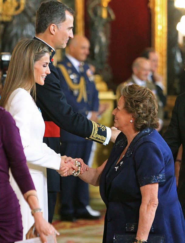 Los reyes Felipe VI y Letizia saludan a la alcaldesa de Valencia, Rita Barberá