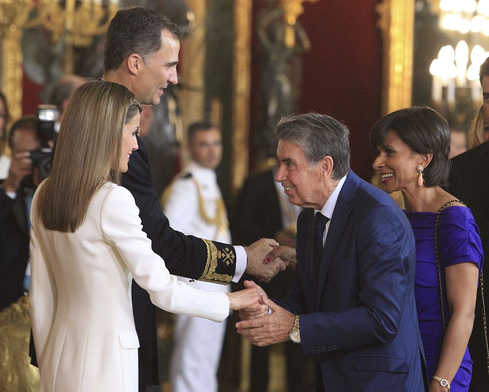Los reyes Felipe VI y Letizia saludan al extenista Maonolo Santana y su esposa, Claudia Rodríguez