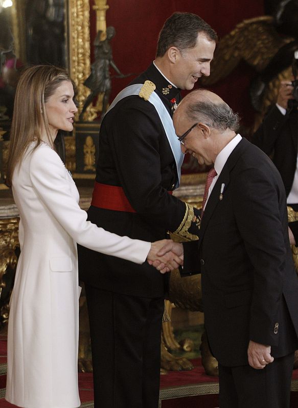 Los Reyes Felipe VI y Letizia saludan al ministro de Hacienda, Cristobal Montoro
