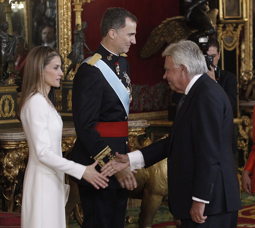 Los reyes Felipe VI y Letizia saludan al expresidente del Gobierno Felipe González