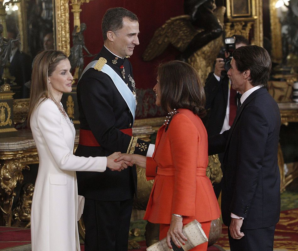 Los reyes Felipe VI y Letizia saludan al expresidente del Gobierno José María Aznar y su mujer, la alcaldesa de Madrid, Ana Botella