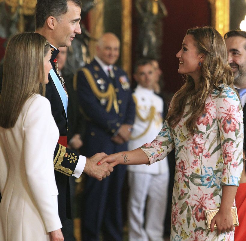 Los reyes Felipe VI y Letizia saludan a la nadadora Mireia Belmonte