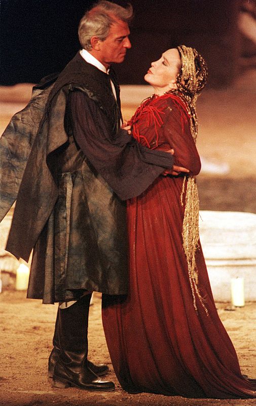 Los actores Nuria Espert y Pepe Sancho, durante su interpretación de la obra "Medea" de Eurípides (2001)