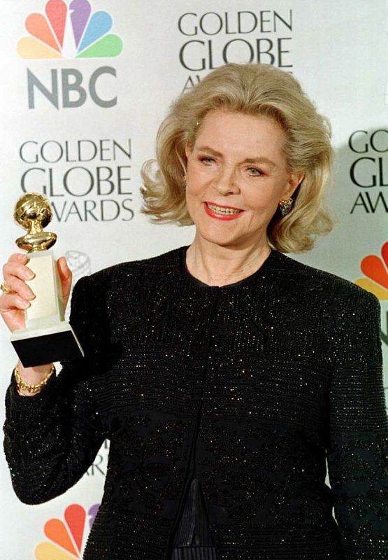 La actriz con el Globo de Oro a la mejor actriz secundaria de comedia por su papel en "The mirror has two faces", durante la 54ª ceremonia de los premios.