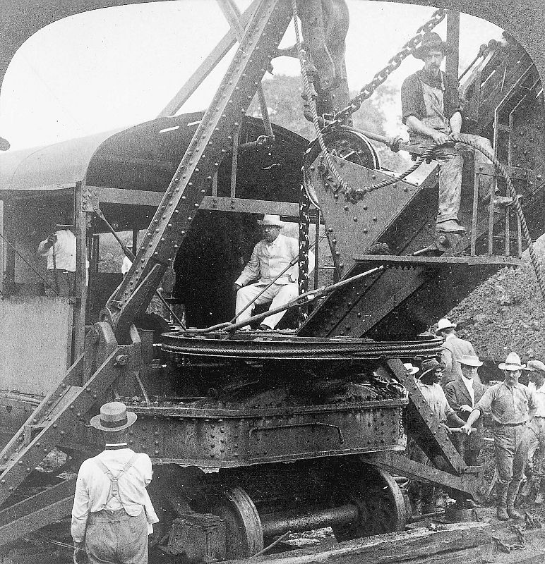 El presidente de EE.UU., Theodore Roosevelt, sentado en una excavadora en el Corte Culebra (Noviembre de 1906)