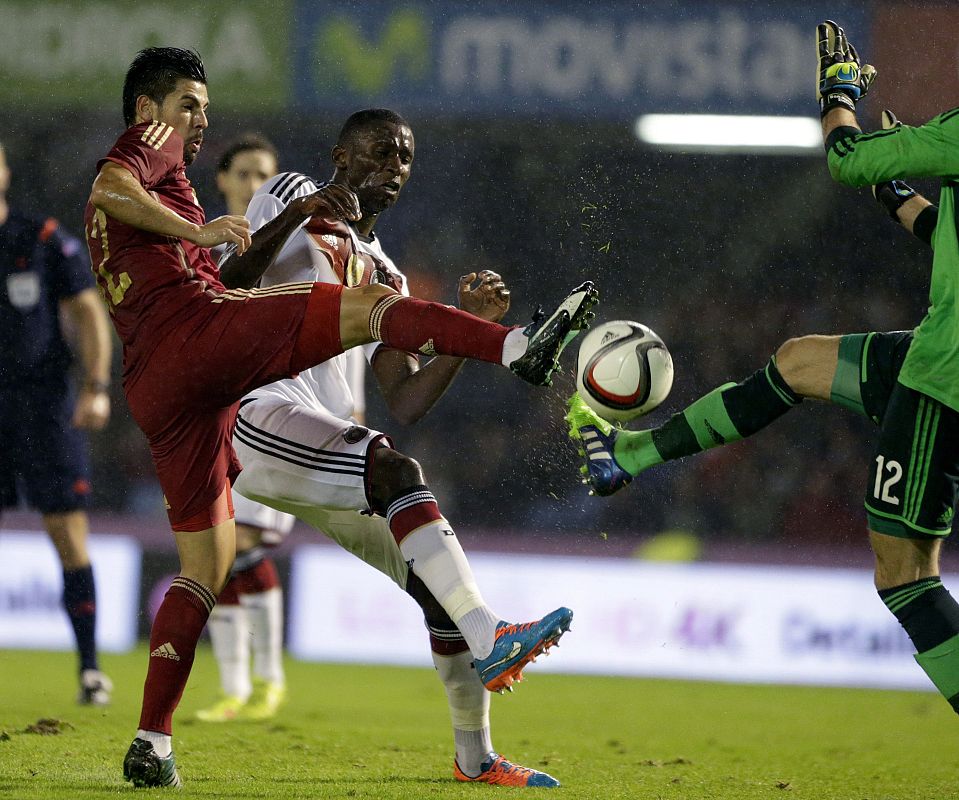 El delantero de la selección española de fútbol, Manuel Agudo "Nolito" (i), lucha el balón con el defensa Antonio Rüdiger (c) y el portero Ron-Robert Zieler (d).