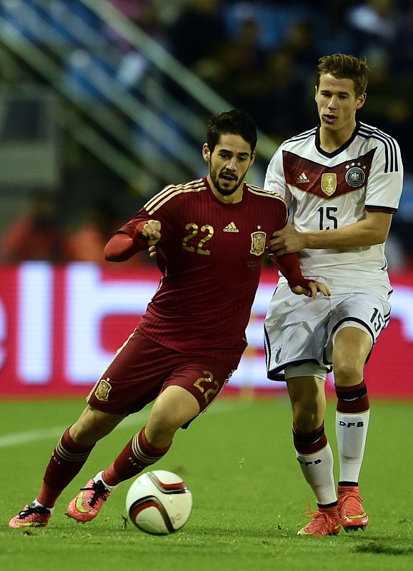 Isco intenta llevarse el balón ante la mirada de un defensa alemán.