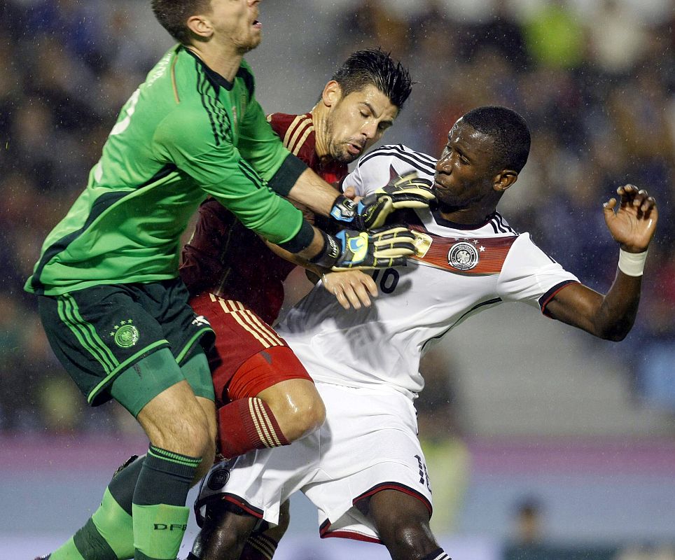 El defensa de la selección alemana Antonio Rüdiger (d) y el delantero de España Manuel Agudo "Nolito" junto al portero de Alemnia Ron-Robert Zieler.