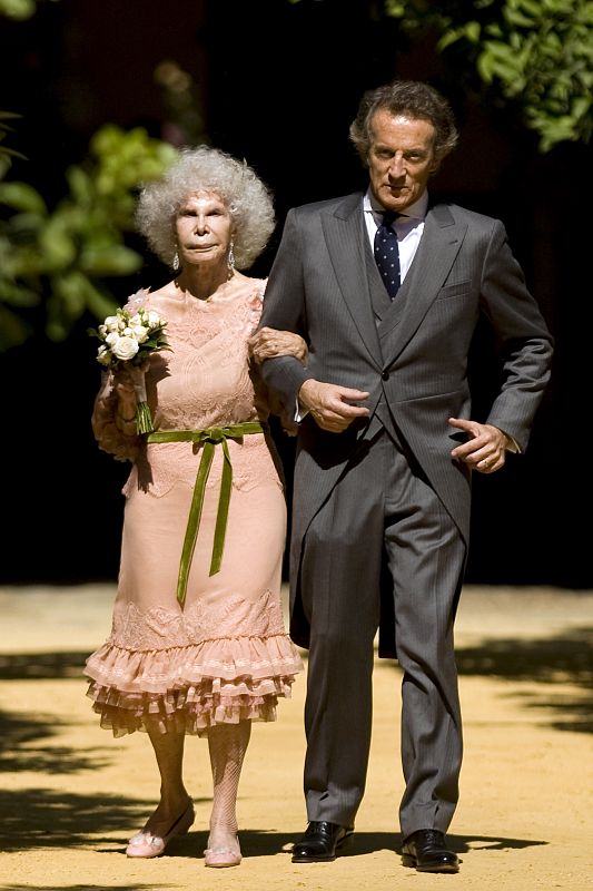 Cayetana de Alba y su tercer esposo, Alfonso Díez, en su boda