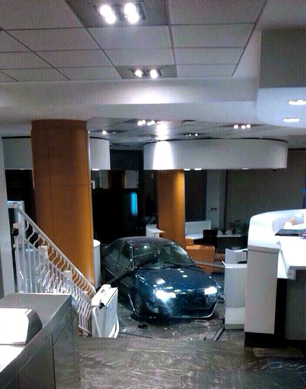 UN DETENIDO POR ESTRELLAR COCHE CONTRA LA SEDE DEL PP