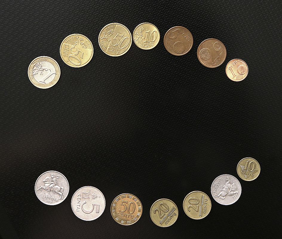 Monedas de euro junto a litas lituanas