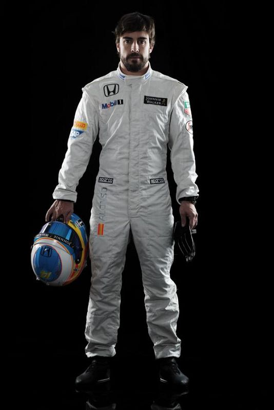 El piloto asturiano Fernando Alonso luciendo los colores de su nueva escudería.