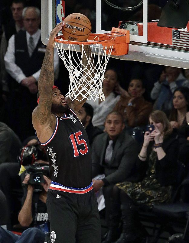 DeMarcus Cousins, jugador de la conferencia Oeste y del Sacramento Kings,hace un mate durante el All Star en el Madison Square Garden de Nueva York.