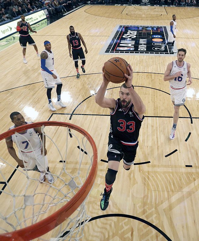 Marc Gasol salta para hacer un mate.