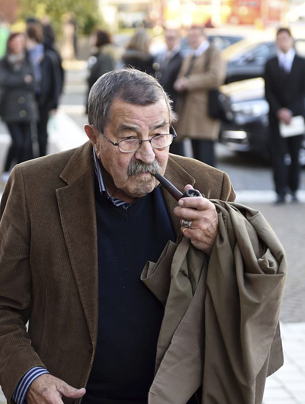 Fotografía de archivo tomada el 28 de octubre de 2014 que muestra al Nobel de Literatura alemán Günter Grass en Hamburgo (Alemania).