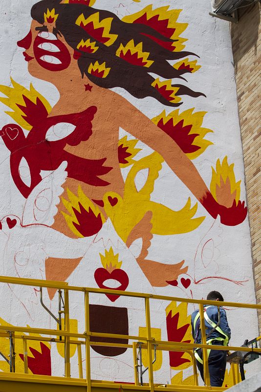Imagen del desarrollo del mural de Ricardo Cavolo en MULAcity.