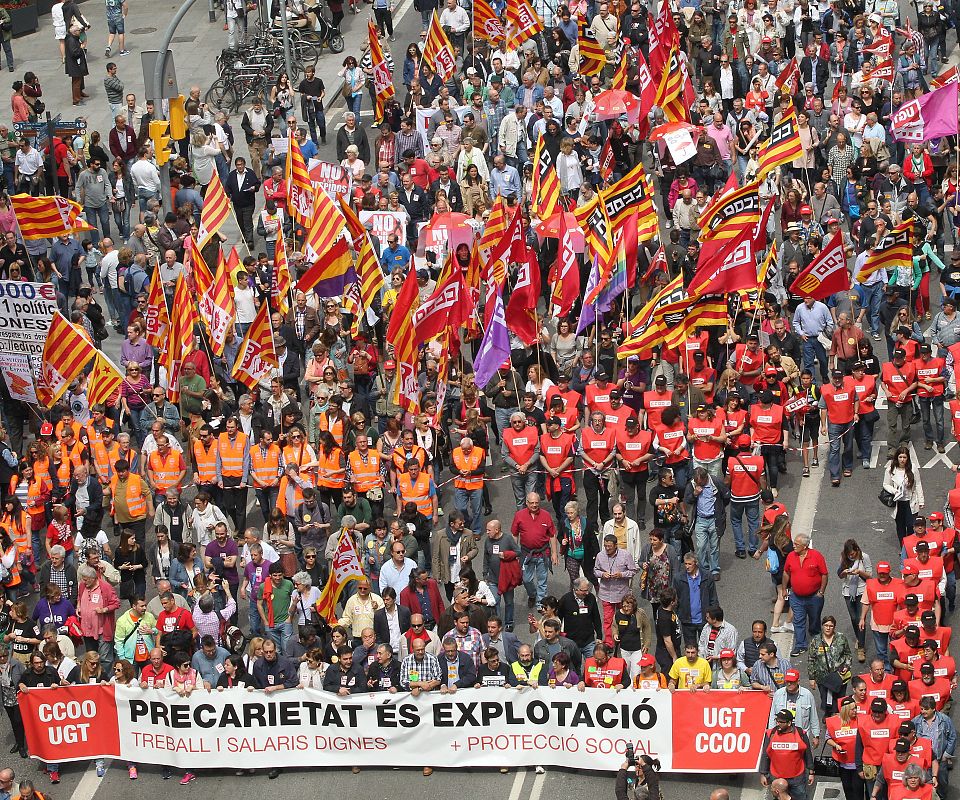 Miles de personas participan en la manifestación del Primero de Mayo convocada en Barcelona por los principales sindicatos catalanes, CCOO y UGT, que ha arrancado de la plaza Catalunya.