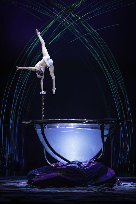 "Miranda", acrobacias sobre el estanque de agua del espectáculo 'Amaluna' del Circo del Sol