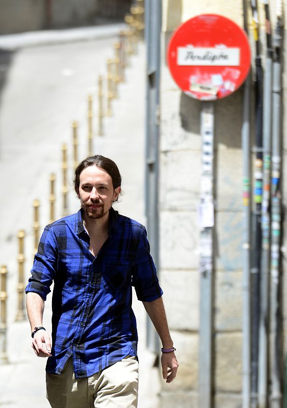 Pablo Iglesias camina por una calle de Madrid.