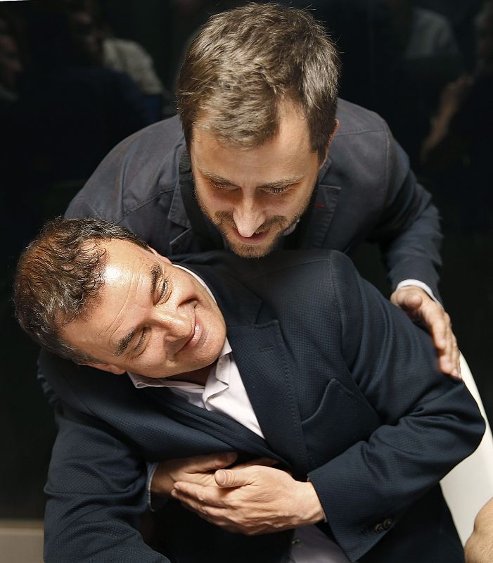 El candidato a la alcaldia de Barcelona, Alfred Bosch (i), de Esquerra Republicana de Catalunya (ERC), es abrazado por su compañero de partido Toni Comín tras saberse los primeros resultados electorales.