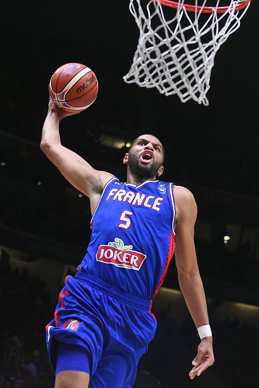El francés Nicolas Batum machaca el aro de España