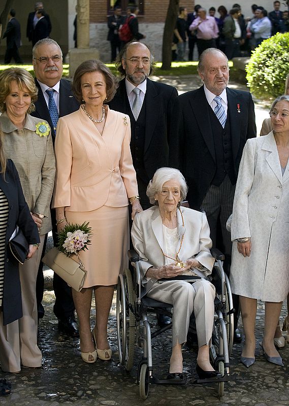 LA NOVELISTA ANA MARÍA MATUTE RECIBIÓ EL PREMIO CERVANTES DE MANOS DEL REY