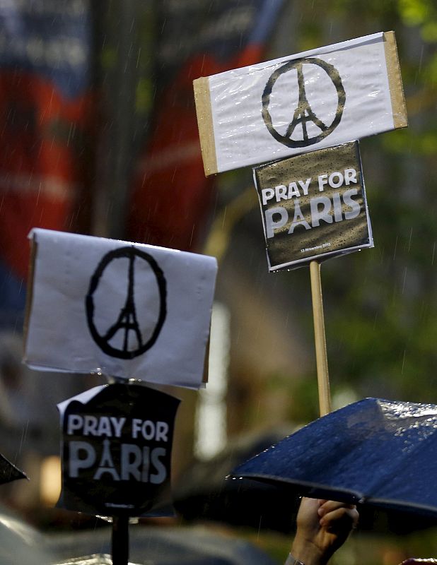 Señales de paz con la Torre Effiel ilustrada tras los atentados de París