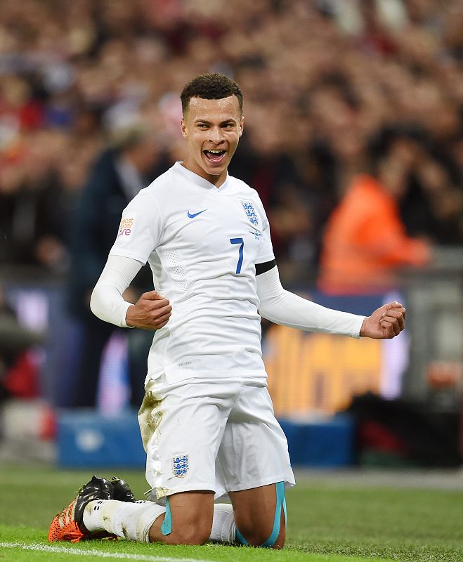 El jugador Dele Alli de Inglaterra celebra la anotación de su gol.