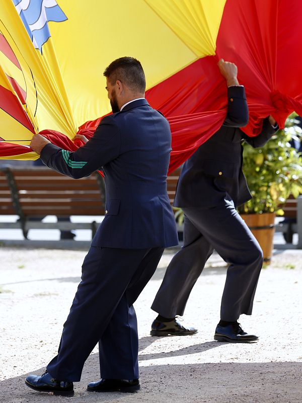 Dos soldados del Ejército de Tierra proceden al Izado de la Bandera