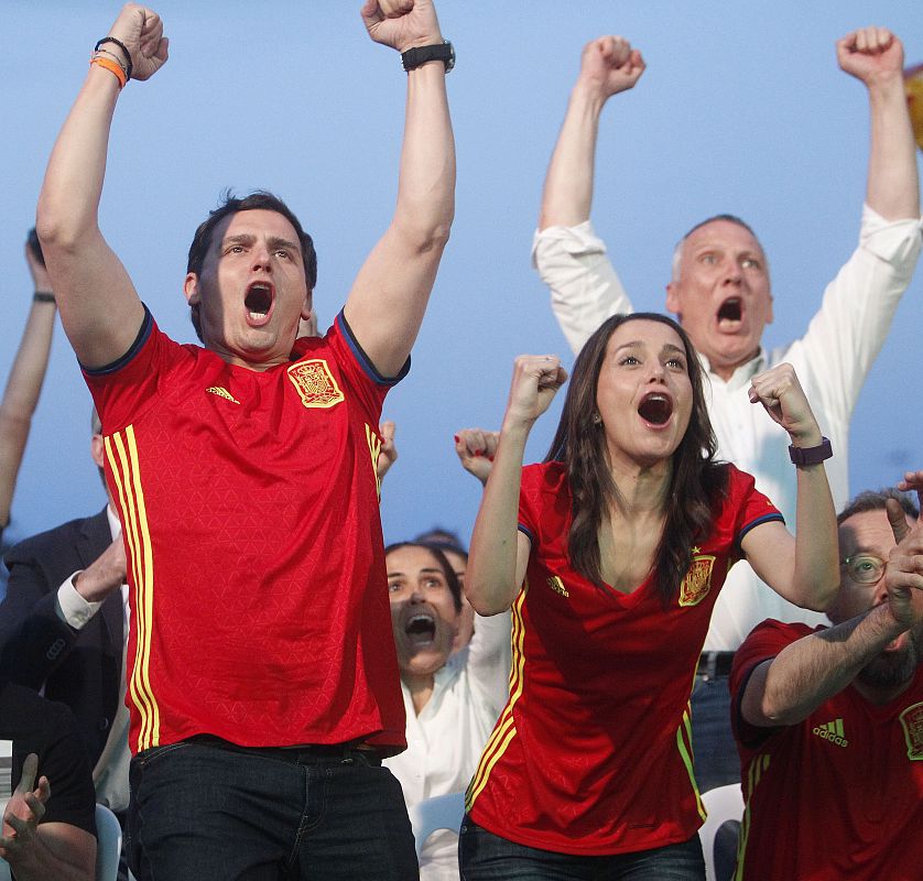 El candidato de Ciudadanos a la presidencia del Gobierno, Albert Rivera, junto a Inés Arrimadas, sigue el partido de la Eurocopa entre España y Turquía a través de la pantalla gigante instalada junto al Arco de Triunfo de Barcelona.