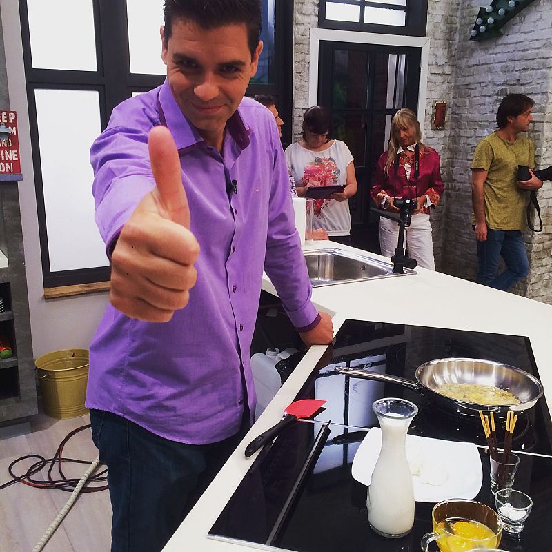 Sergio nos saluda desde su espacio de trabajo