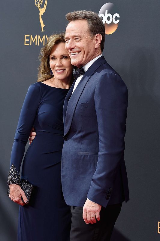 El actor, conocido por su papel en 'Breaking Bad', junto a Robin Dearden, en la 68 edición de los premios.