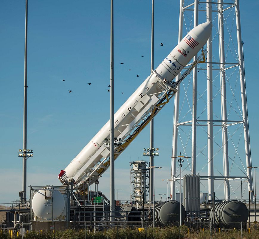 La NASA y Orbital ATK han vuelto a aplazar el lanzamiento de la nueva misión privada de reabastecimiento a la Estación Espacial Internacional, con la nave Cygnus. Como mínimo, el despegue del cohete que porta la nave (en la fotografía) se producirá e
